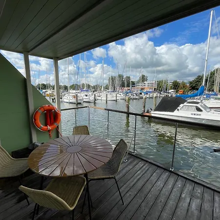Hausboot Walfisch Mit Dachterrasse In An Der Schlei * Šlesvik