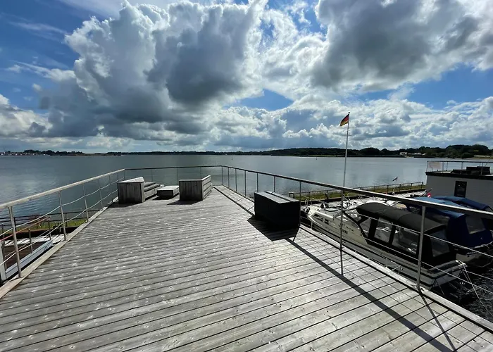 Hausboot Walfisch Mit Dachterrasse In An Der Schlei Lägenhet Schleswig
